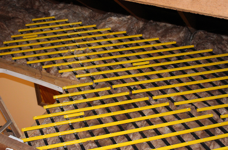 electrically insulated trellis mat